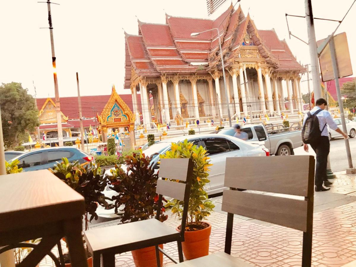 Dragon XIV Hostel Bangkok Bagian luar foto