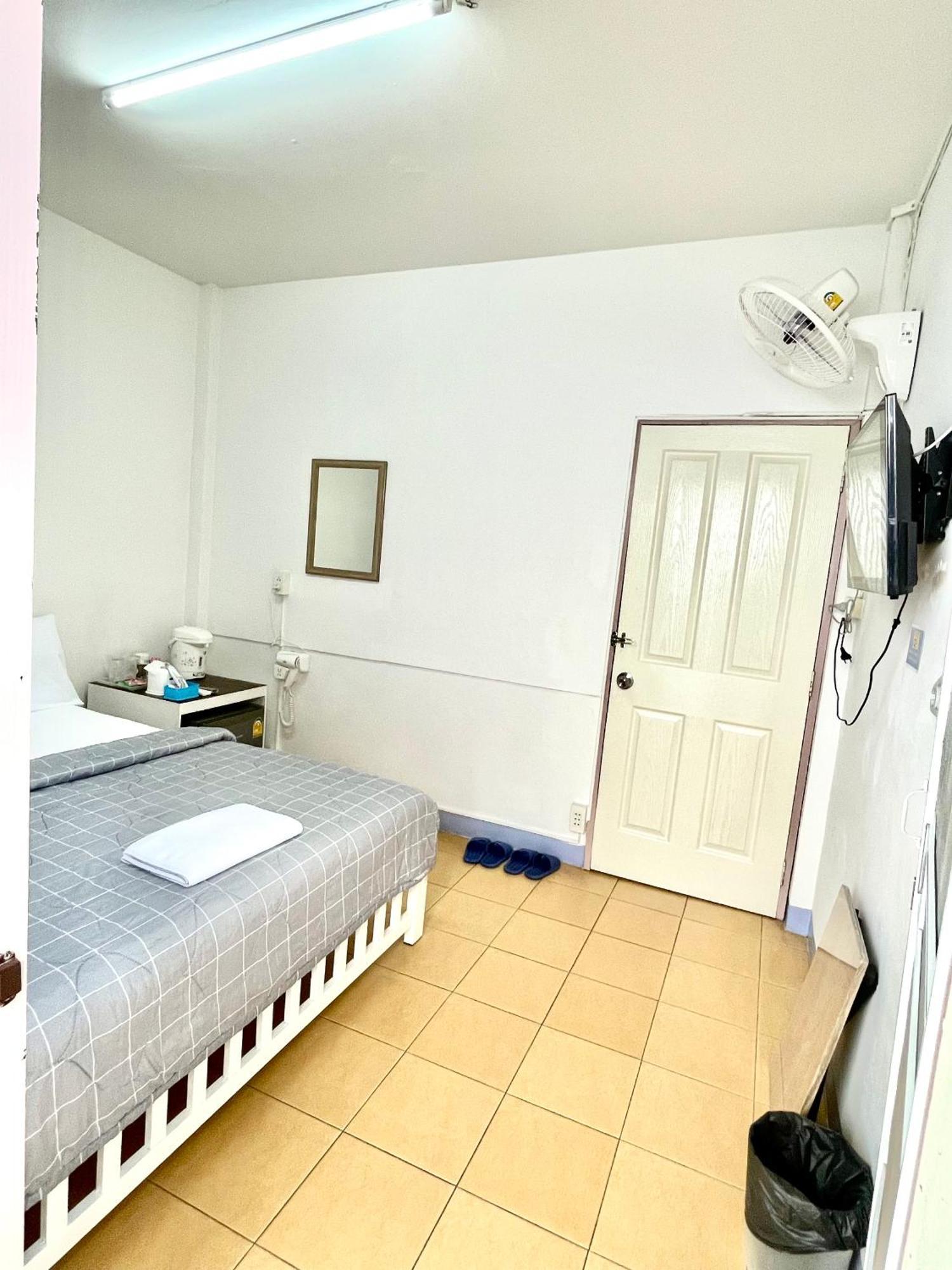 Dragon XIV Hostel Bangkok Bagian luar foto