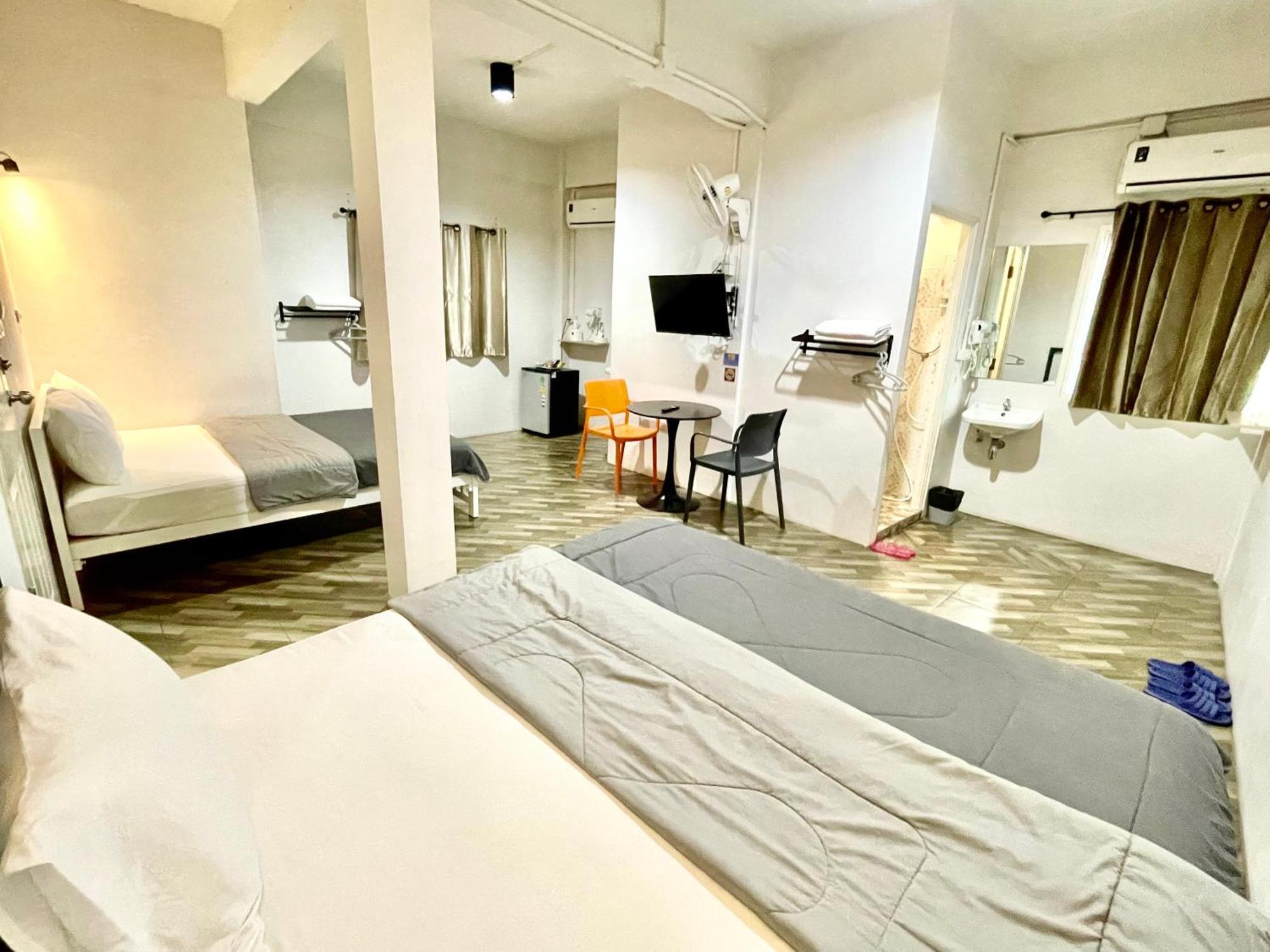 Dragon XIV Hostel Bangkok Bagian luar foto